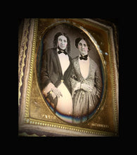 Load image into Gallery viewer, Cincinnati Photographer Thomas Faris Dag- Wealthy Fashionable Women Gold Jewelry