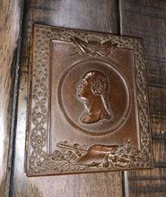 Load image into Gallery viewer, Rare 1/6 1850s George Washington Medallion Photo Case - Excellent Condition