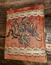 Load image into Gallery viewer, very nice velvet & wood grain gilt page victorian era album for photo storage