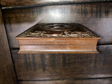 Load image into Gallery viewer, Rare 1/6 1850s George Washington Medallion Photo Case - Excellent Condition