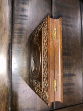 Load image into Gallery viewer, Rare 1/6 1850s George Washington Medallion Photo Case - Excellent Condition