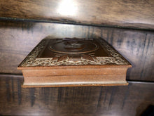 Load image into Gallery viewer, Rare 1/6 1850s George Washington Medallion Photo Case - Excellent Condition