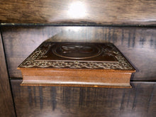 Load image into Gallery viewer, Rare 1/6 1850s George Washington Medallion Photo Case - Excellent Condition