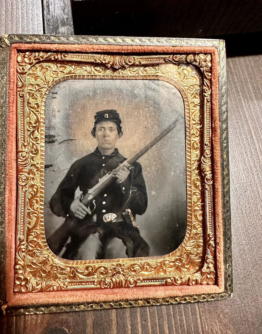 1860s photo, armed civil war soldier, cased 1/6 tintype, US belt buckle