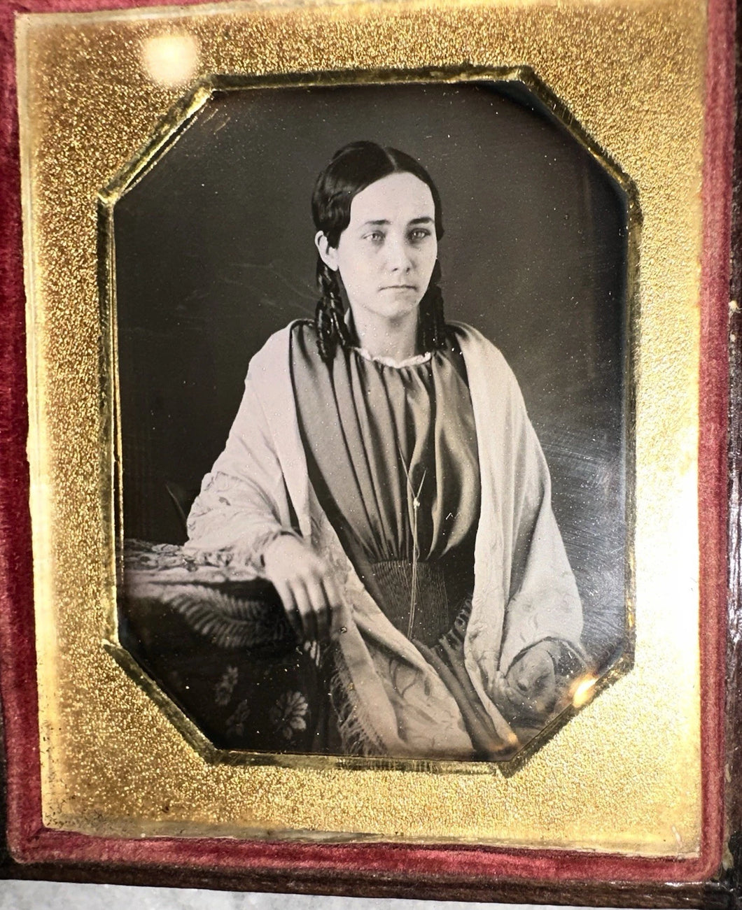 Nice 1840s Daguerreotype Photo Of A Woman With Curls In Hair Sealed 1/6 Plate