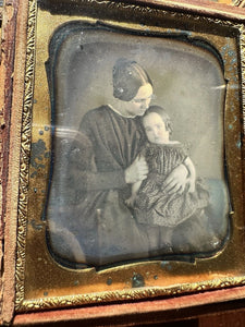 1/6 Daguerreotype Photo Woman Holding Little Girl Affectionate Pose 1840s 1850s