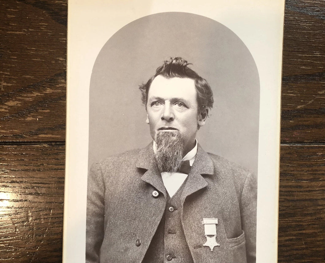 Cabinet Card Photo Civil War Soldier GAR Medal Reno Nevada Photographer Butler