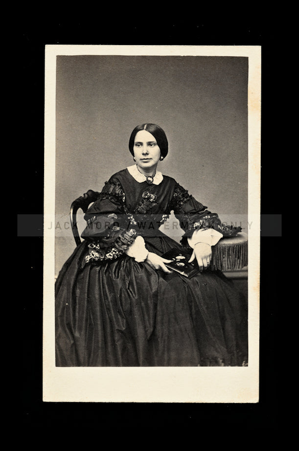 CDV Beautiful Connecticut Woman Holding Half Plate MOP Daguerreotype Case 1860s