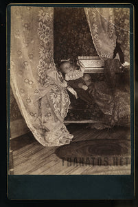 unusual post mortem photo / mourning ribbon / 1880s