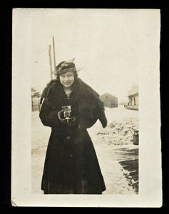 antique 1910s snapshot photo stylish woman holding camera / outdoor snow