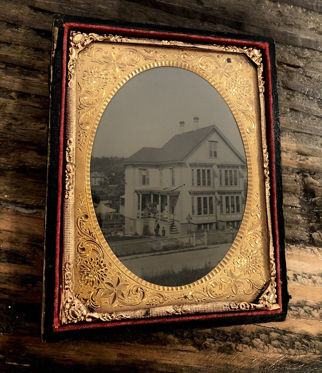 NICE 1/4 AMBROTYPE PHOTO BUSY HOUSE / HOTEL OUTDOOR SCENE LAKE & BOAT